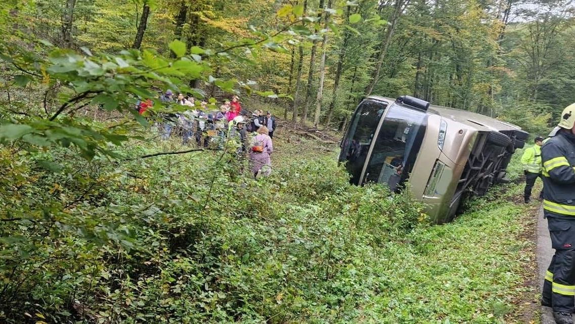 Autobus s důchodci na Slovensku skončil převrácený v příkopu
